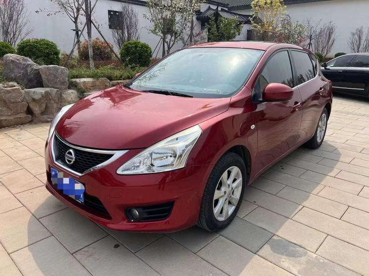 r1014040-nissan-tiida-2012_0