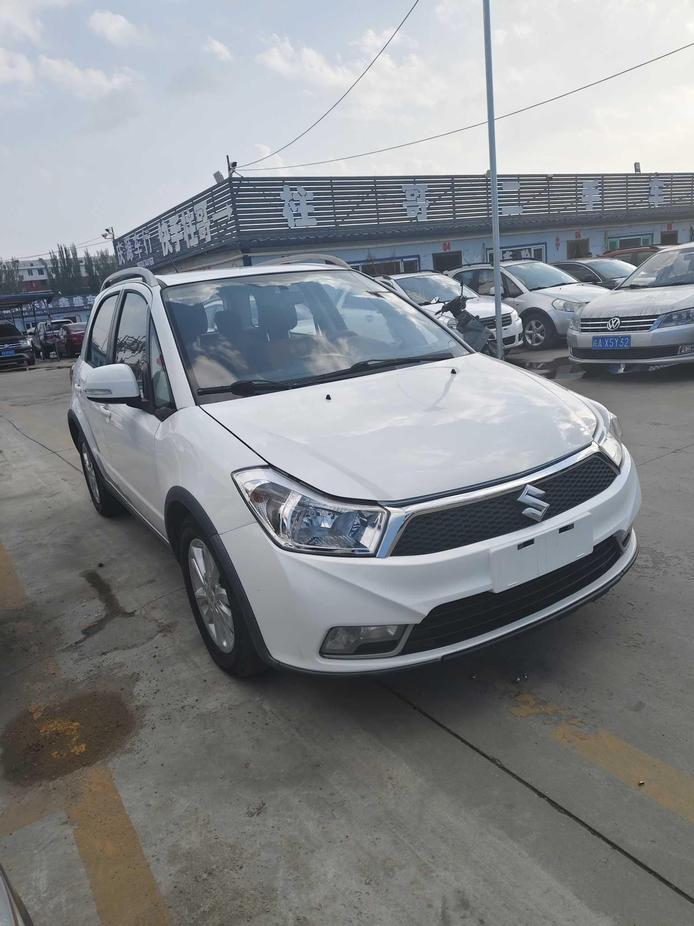 r1014183-suzuki-sx4-2013_0