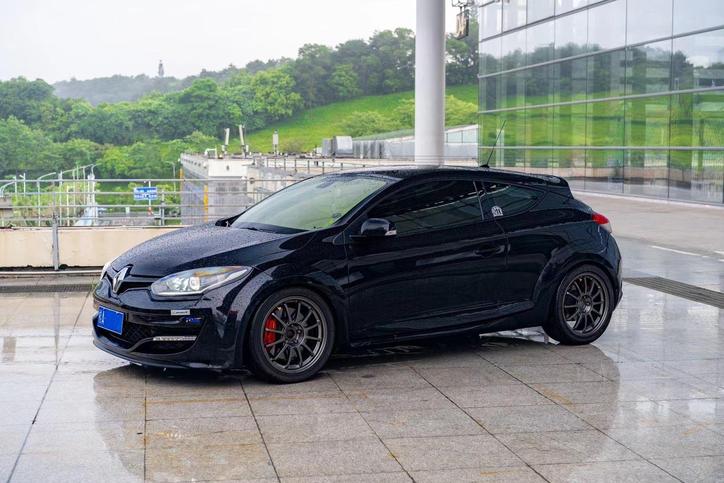 r1017632-renault-megane-2015_0