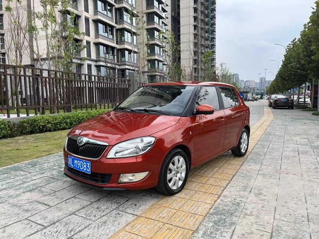 r1018613-skoda-fabia-2012_0