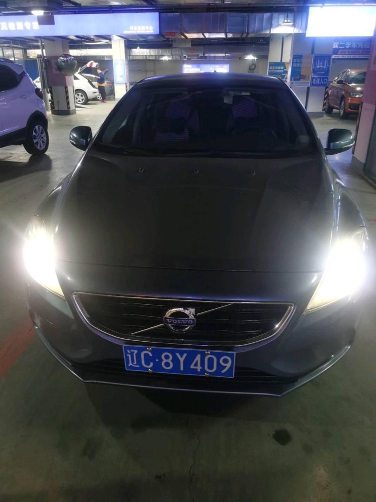r1018125-volvo-v40-2015_0