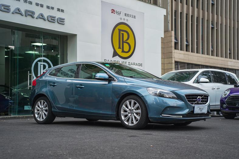 r1019076-volvo-v40-2013_0
