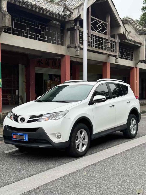 r1019610-toyota-rav4-2014_0