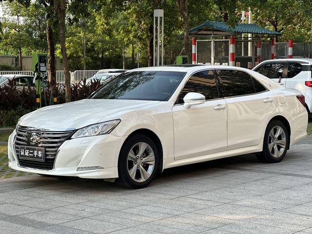 r1020184-toyota-crown-2017_0
