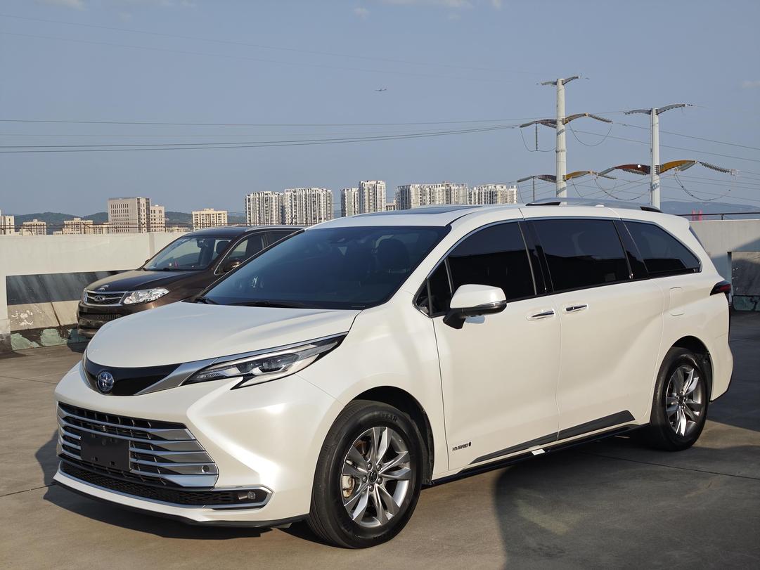 r1019556-toyota-sienna-2022_0