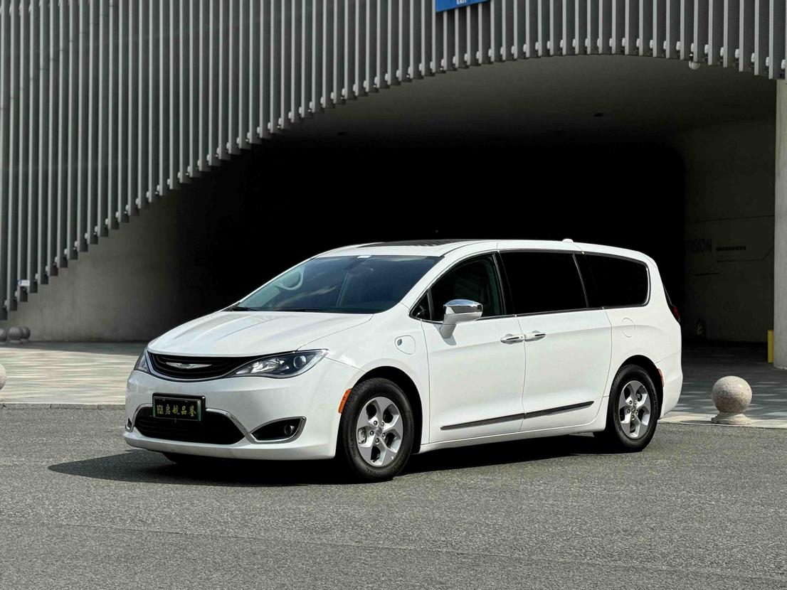 r1019782-chrysler-pacifica-2018_0