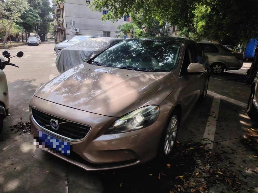 r1020124-volvo-v40-2014_0