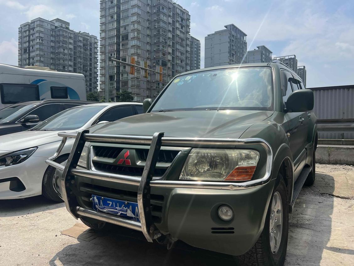 r1020188-mitsubishi-pajero-2010_0