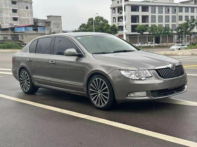 r1020687-skoda-superb-2013_0
