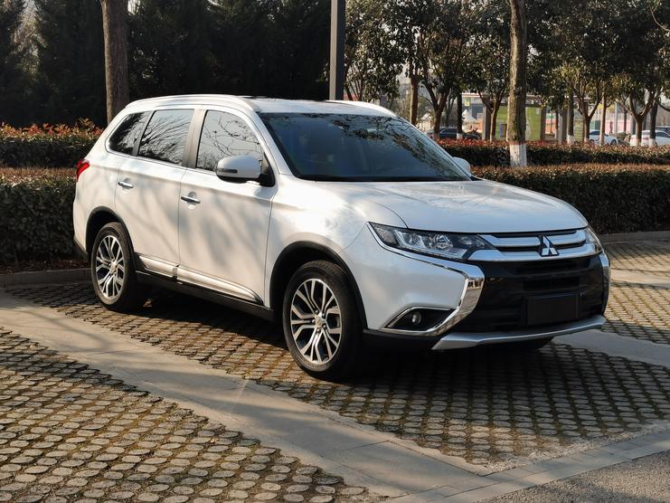 r1020974-mitsubishi-outlander-2018_0