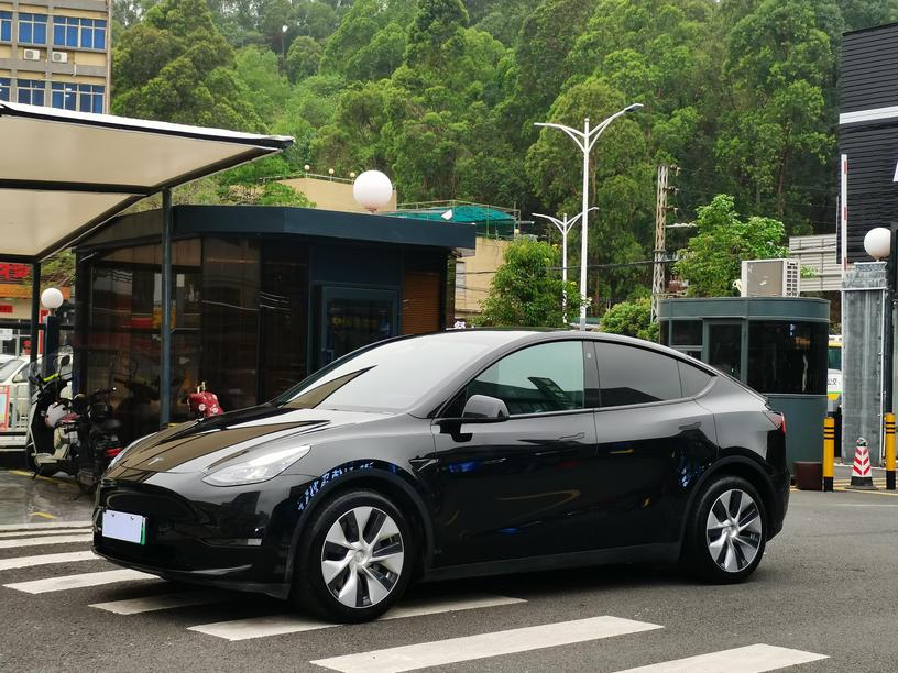 r1021503-tesla-model-y-2021_0