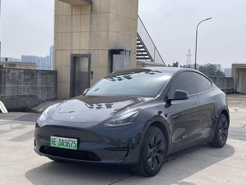 r1021906-tesla-model-y-2024_0