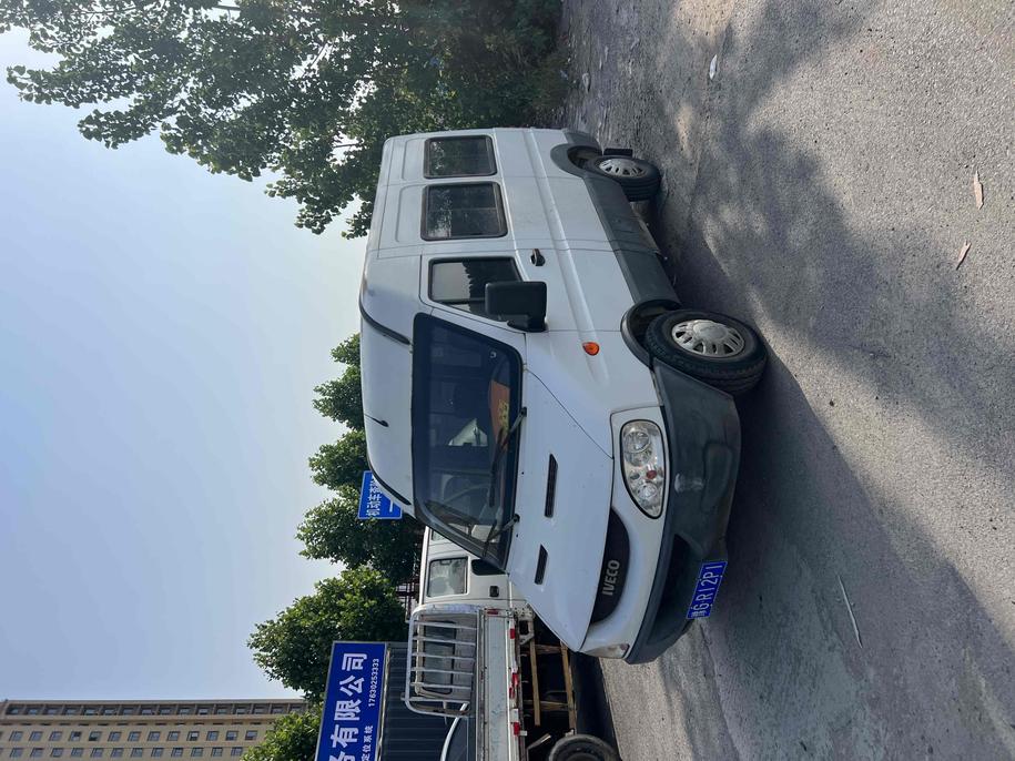 r1021948-iveco-power-daily-2011_0