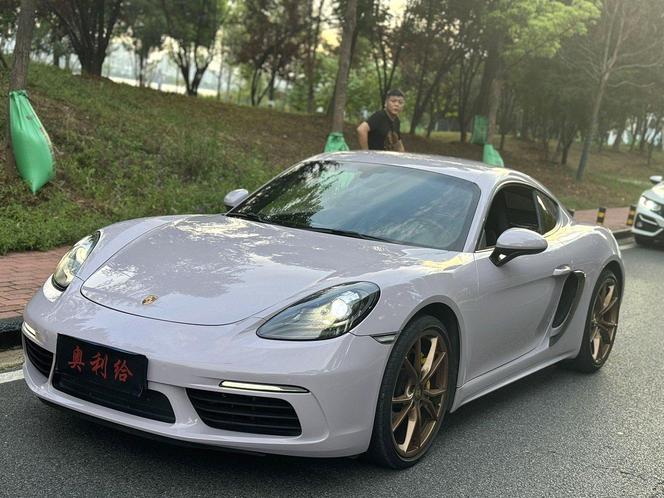 Porsche Porsche 718 в цвете и кузовом – это идеальный выбор среди китайских автомобилей. Доступная цена и надежность гарантированы.