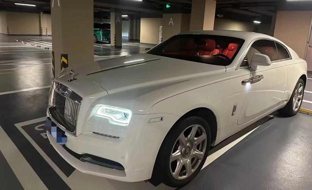 Rolls-Royce Rolls-Royce Wraith в цвете и кузовом – это идеальный выбор среди китайских автомобилей. Доступная цена и надежность гарантированы.
