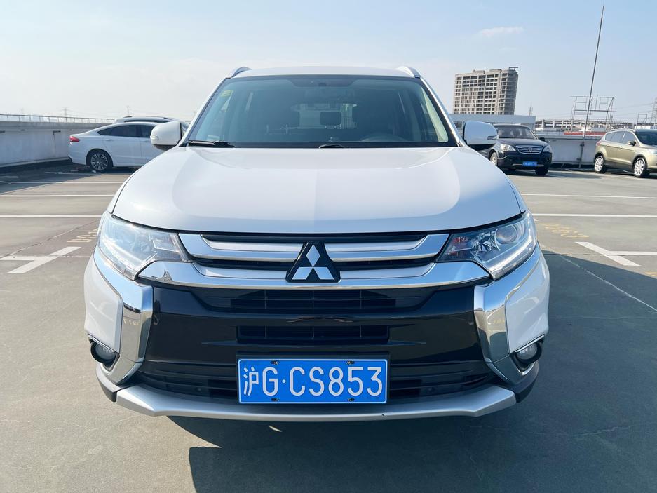 Mitsubishi Mitsubishi Outlander в цвете и кузовом – это идеальный выбор среди китайских автомобилей. Доступная цена и надежность гарантированы.