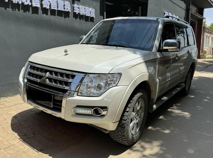 Mitsubishi Mitsubishi Pajero в цвете и кузовом – это идеальный выбор среди китайских автомобилей. Доступная цена и надежность гарантированы.