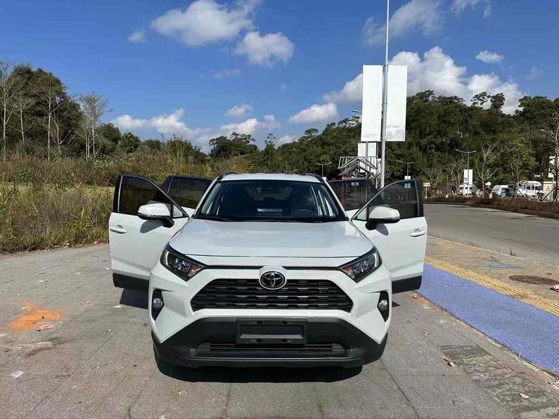 Toyota Toyota Rav4 в цвете и кузовом – это идеальный выбор среди китайских автомобилей. Доступная цена и надежность гарантированы.