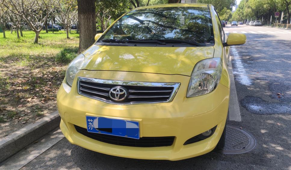 r1023062-toyota-yaris-2011_0