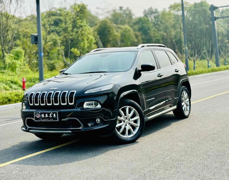 Jeep Jeep Cherokee в цвете и кузовом – это идеальный выбор среди китайских автомобилей. Доступная цена и надежность гарантированы.
