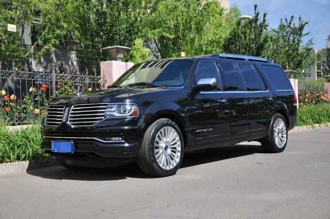 Lincoln Lincoln Navigator в цвете и кузовом – это идеальный выбор среди китайских автомобилей. Доступная цена и надежность гарантированы.
