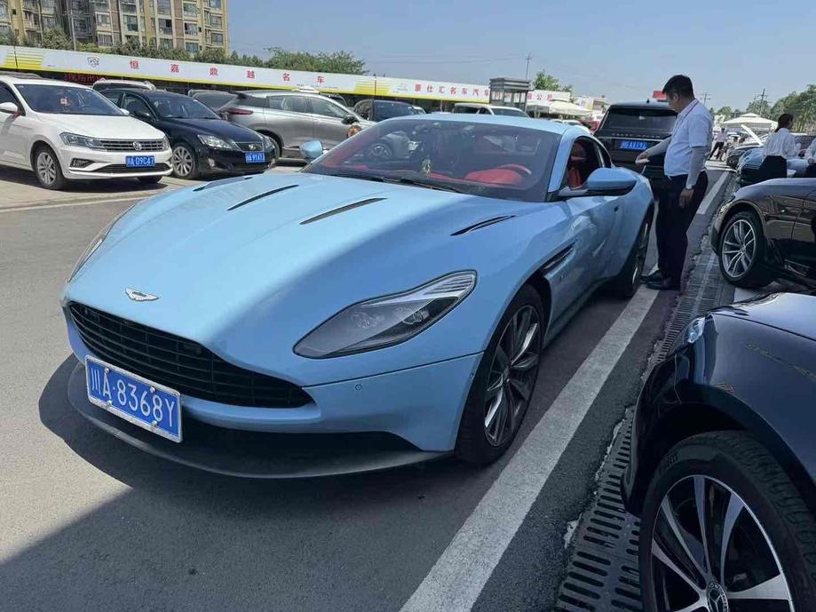 Aston Martin Aston Martin DB11 в цвете и кузовом – это идеальный выбор среди китайских автомобилей. Доступная цена и надежность гарантированы.