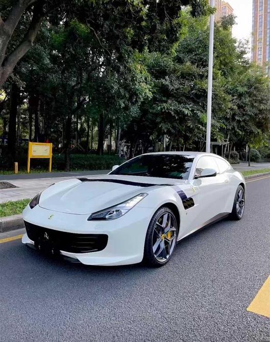 r1023422-ferrari-gtc4lusso-2019_0