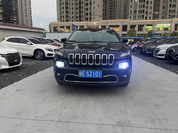 Jeep Jeep Cherokee в цвете и кузовом – это идеальный выбор среди китайских автомобилей. Доступная цена и надежность гарантированы.