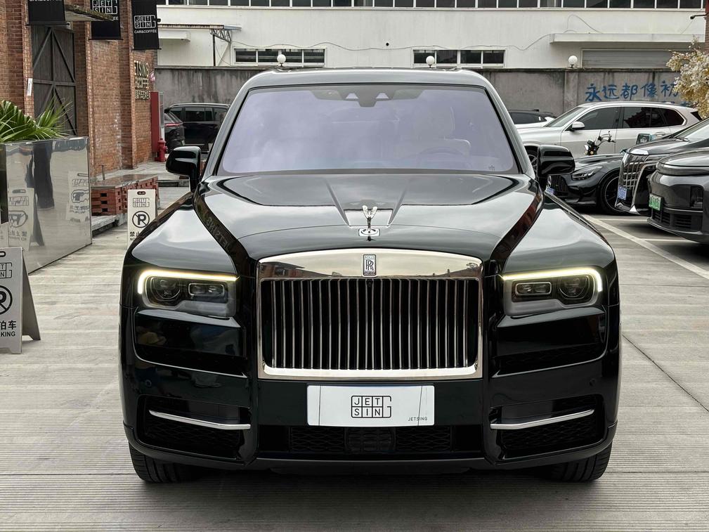 Rolls-Royce Rolls-Royce Cullinan в цвете и кузовом – это идеальный выбор среди китайских автомобилей. Доступная цена и надежность гарантированы.