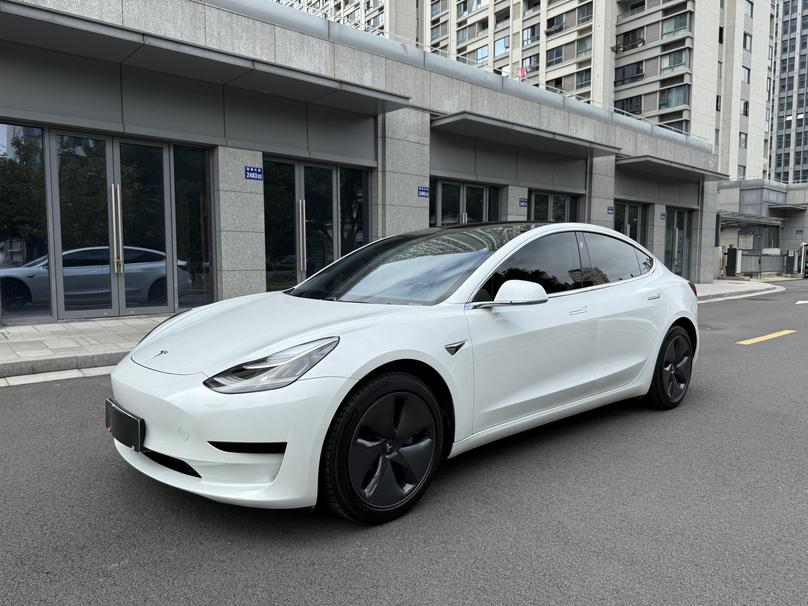 Tesla Tesla Model 3 в цвете и кузовом – это идеальный выбор среди китайских автомобилей. Доступная цена и надежность гарантированы.