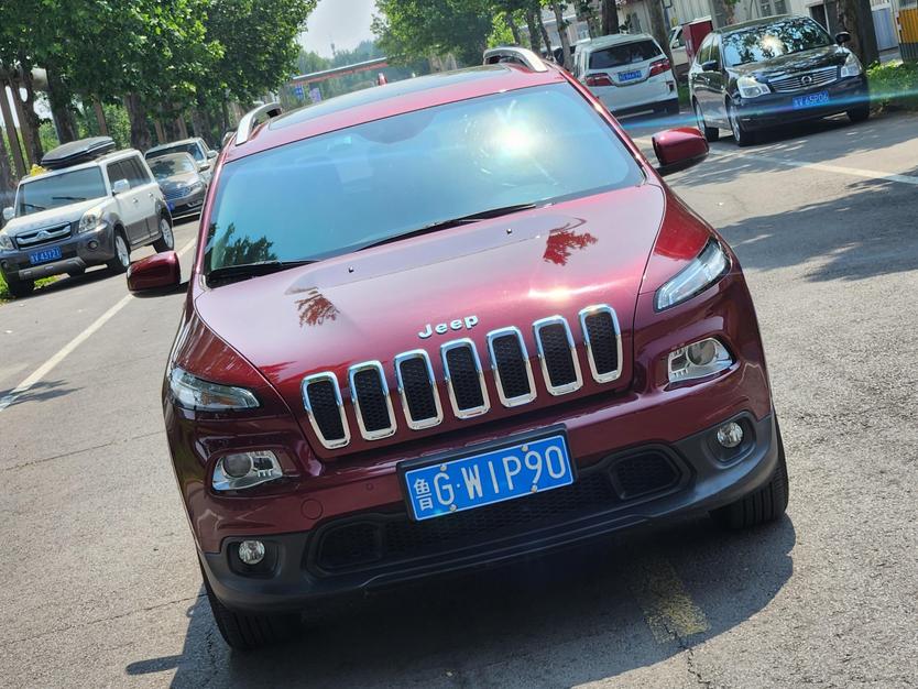 Jeep Jeep Cherokee в цвете и кузовом – это идеальный выбор среди китайских автомобилей. Доступная цена и надежность гарантированы.