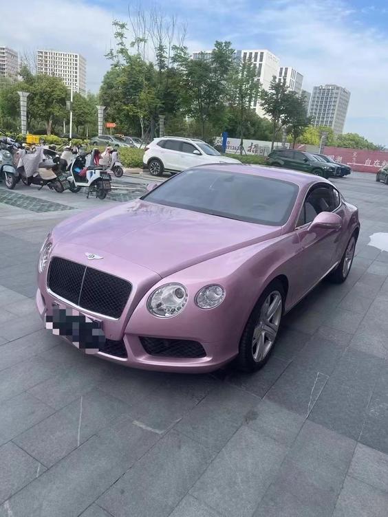 Bentley Bentley Continental в цвете и кузовом – это идеальный выбор среди китайских автомобилей. Доступная цена и надежность гарантированы.