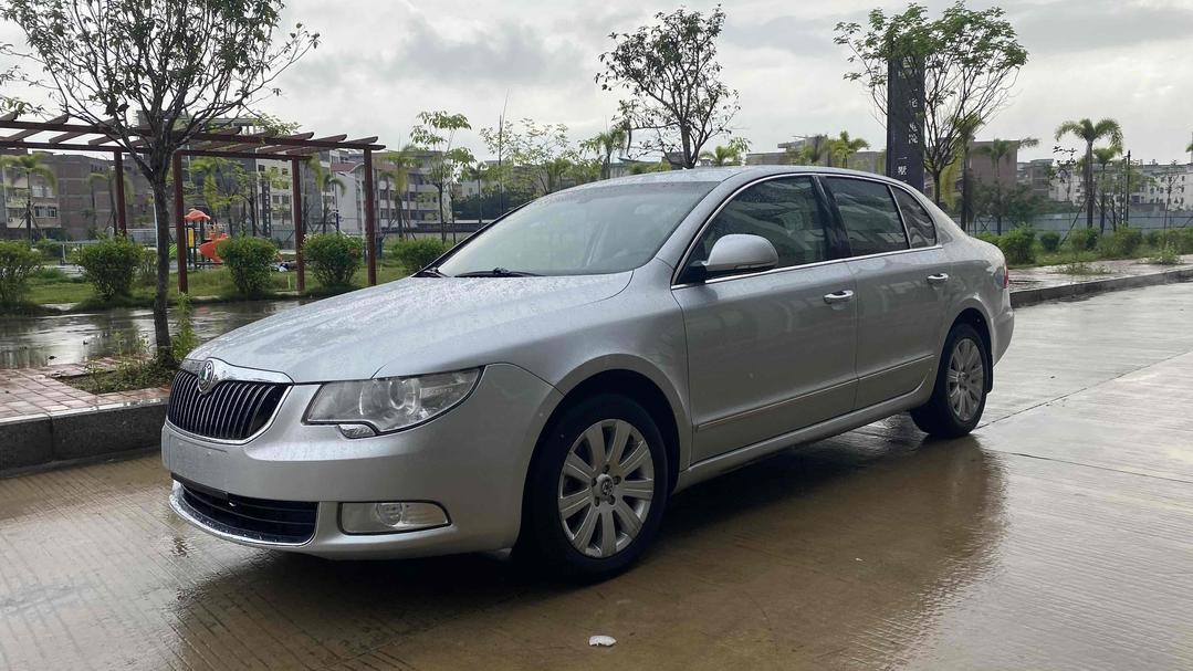 r1023980-skoda-superb-2011_0