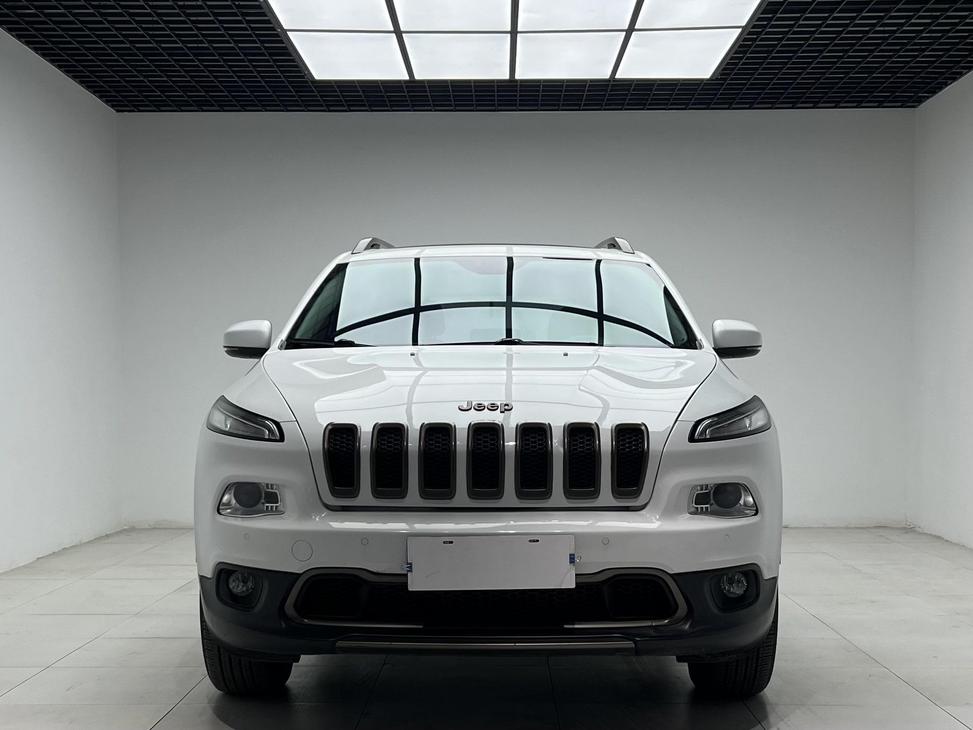 Jeep Jeep Cherokee в цвете и кузовом – это идеальный выбор среди китайских автомобилей. Доступная цена и надежность гарантированы.