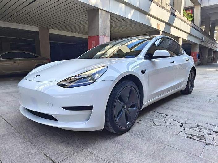 Tesla Tesla Model 3 в цвете и кузовом – это идеальный выбор среди китайских автомобилей. Доступная цена и надежность гарантированы.