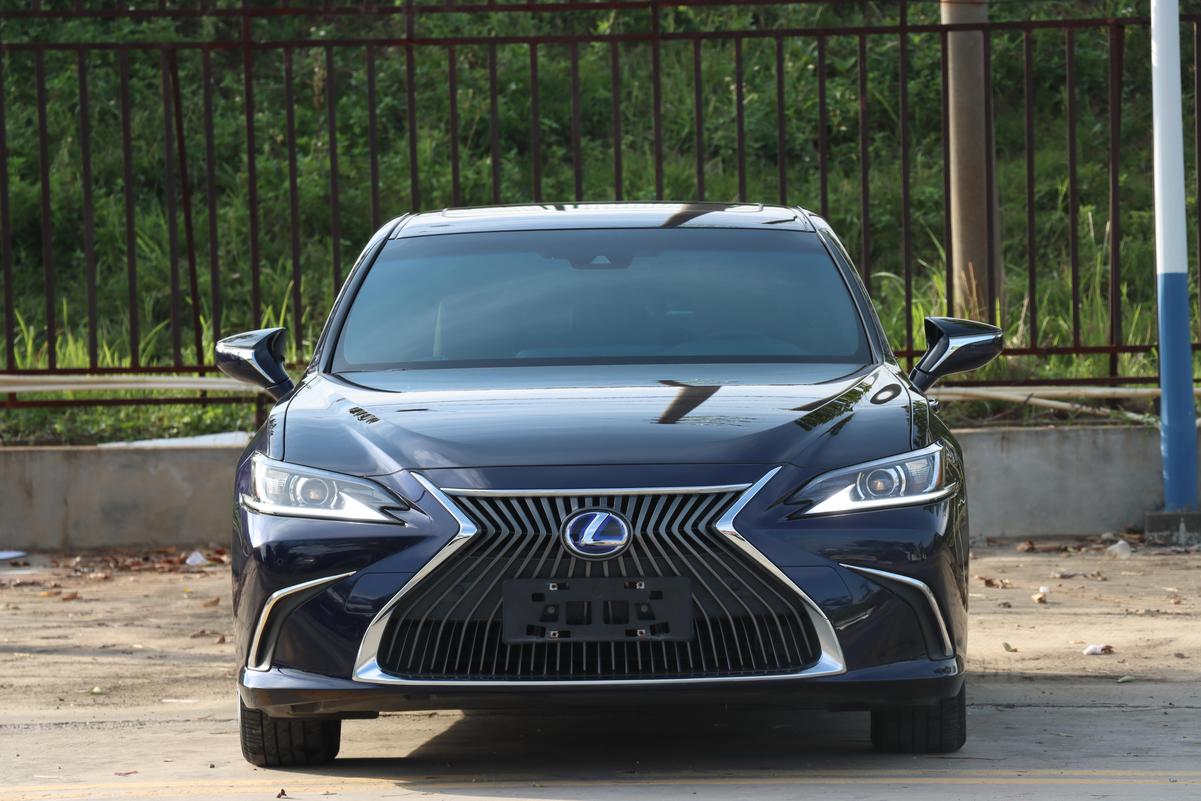 Lexus Lexus ES в цвете и кузовом – это идеальный выбор среди китайских автомобилей. Доступная цена и надежность гарантированы.