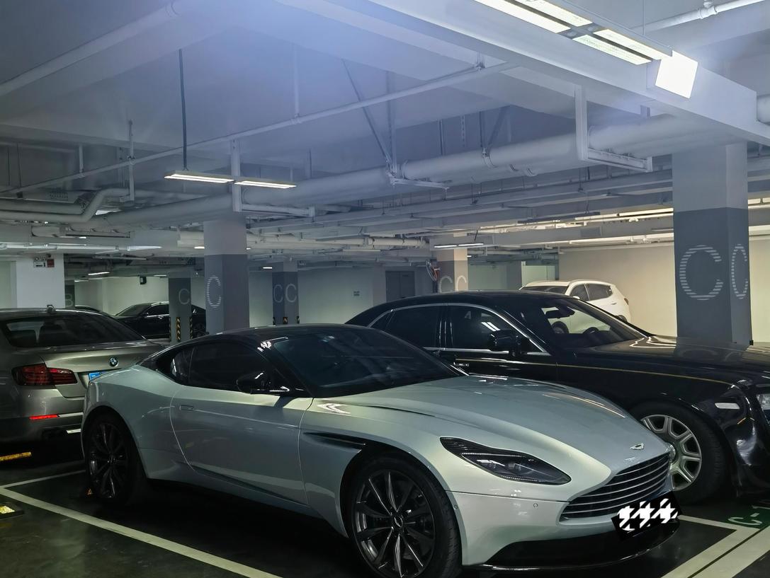 Aston Martin Aston Martin DB11 в цвете и кузовом – это идеальный выбор среди китайских автомобилей. Доступная цена и надежность гарантированы.