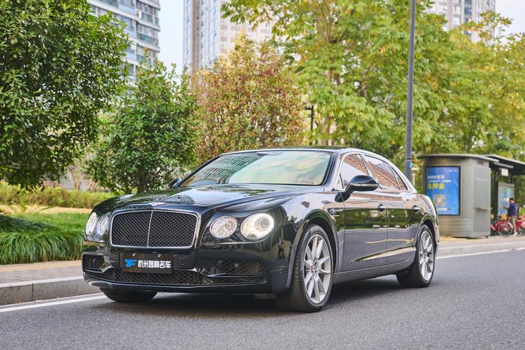 Bentley Bentley Flying Spur в цвете и кузовом – это идеальный выбор среди китайских автомобилей. Доступная цена и надежность гарантированы.