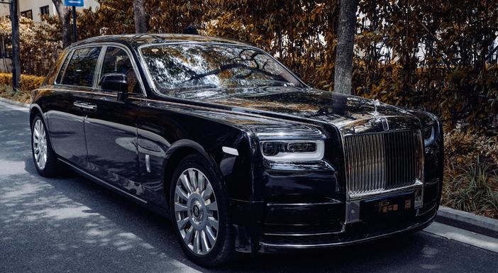 Rolls-Royce Rolls-Royce Phantom в цвете и кузовом – это идеальный выбор среди китайских автомобилей. Доступная цена и надежность гарантированы.