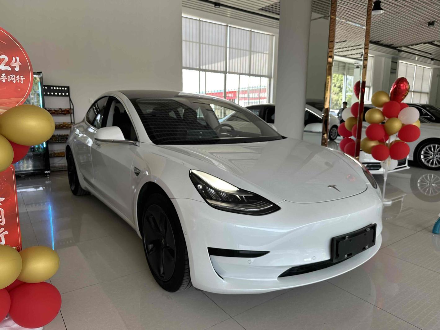 Tesla Tesla Model 3 в цвете и кузовом – это идеальный выбор среди китайских автомобилей. Доступная цена и надежность гарантированы.