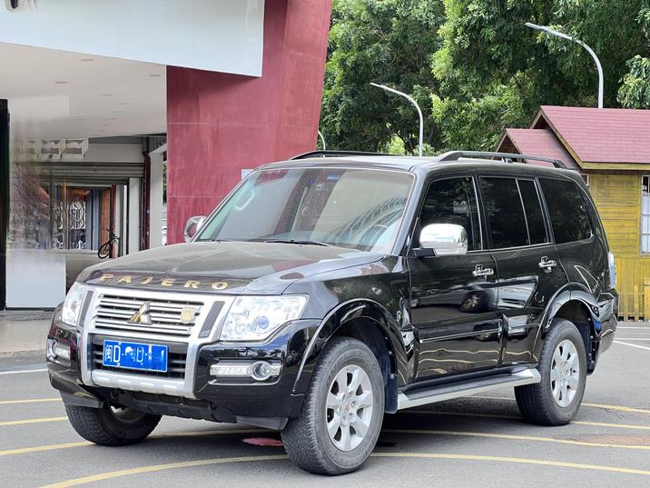 Mitsubishi Mitsubishi Pajero в цвете и кузовом – это идеальный выбор среди китайских автомобилей. Доступная цена и надежность гарантированы.