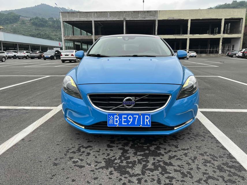 Volvo Volvo V40 в цвете и кузовом – это идеальный выбор среди китайских автомобилей. Доступная цена и надежность гарантированы.
