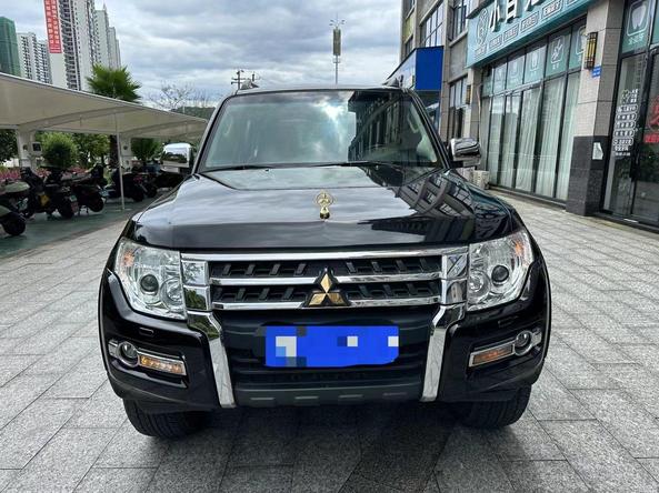 Mitsubishi Mitsubishi Pajero в цвете и кузовом – это идеальный выбор среди китайских автомобилей. Доступная цена и надежность гарантированы.