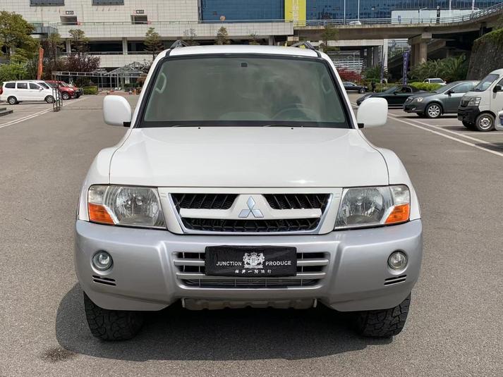 Mitsubishi Mitsubishi Pajero в цвете и кузовом – это идеальный выбор среди китайских автомобилей. Доступная цена и надежность гарантированы.