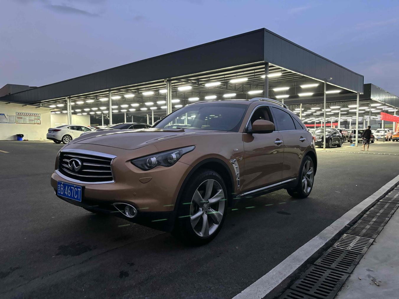 Infiniti Infiniti QX70 в цвете и кузовом – это идеальный выбор среди китайских автомобилей. Доступная цена и надежность гарантированы.