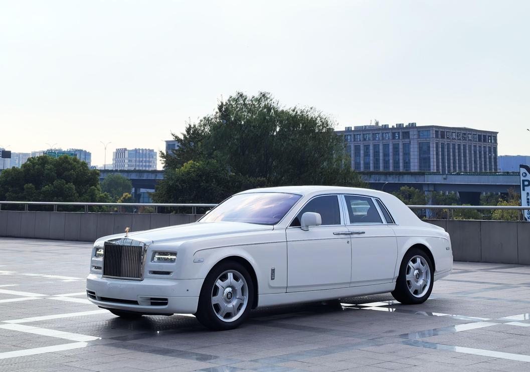 Rolls-Royce Rolls-Royce Phantom в цвете и кузовом – это идеальный выбор среди китайских автомобилей. Доступная цена и надежность гарантированы.