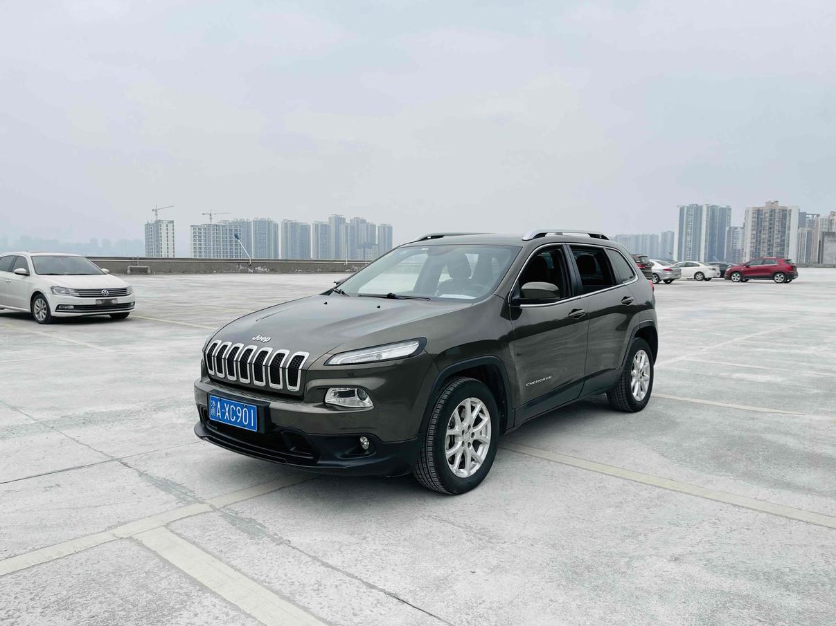 Jeep Jeep Cherokee в цвете и кузовом – это идеальный выбор среди китайских автомобилей. Доступная цена и надежность гарантированы.