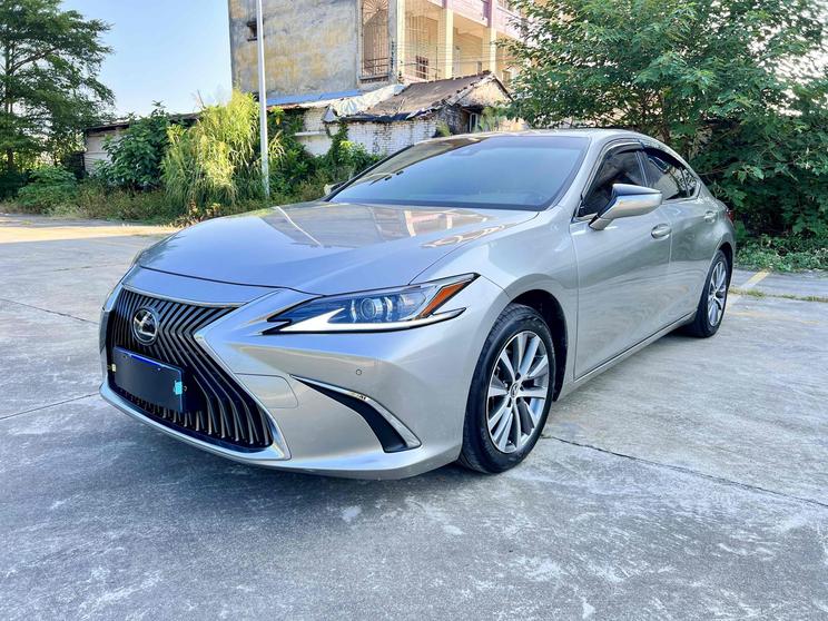 Lexus Lexus ES в цвете и кузовом – это идеальный выбор среди китайских автомобилей. Доступная цена и надежность гарантированы.