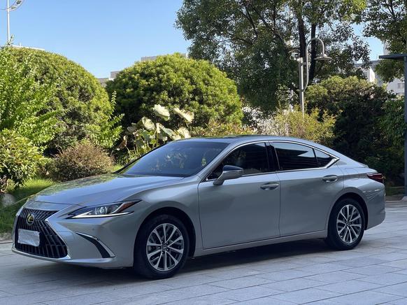 Lexus Lexus ES в цвете и кузовом – это идеальный выбор среди китайских автомобилей. Доступная цена и надежность гарантированы.