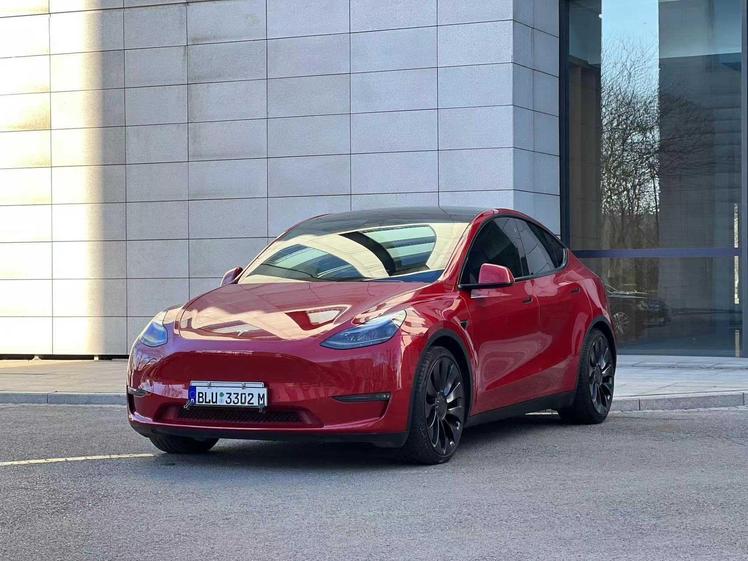Tesla Tesla Model Y в цвете и кузовом – это идеальный выбор среди китайских автомобилей. Доступная цена и надежность гарантированы.